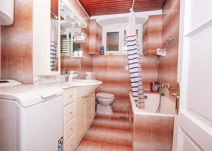 Apartment By The Sea - 21816 *